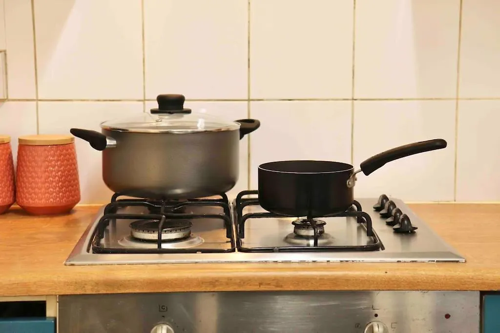 Stunning Guest House Free Wifi &Parking Leeds  Lägenhet