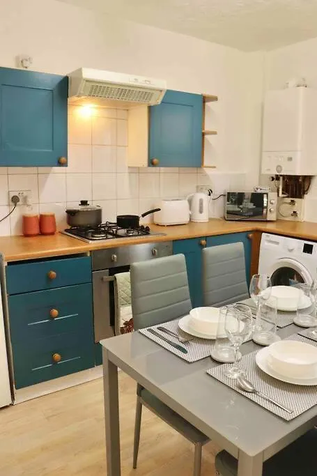 Stunning Guest House Free Wifi &Parking Leeds  Lägenhet